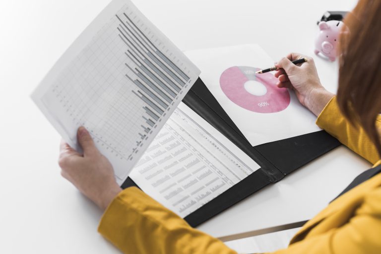 close-up-business-woman-analysis-process